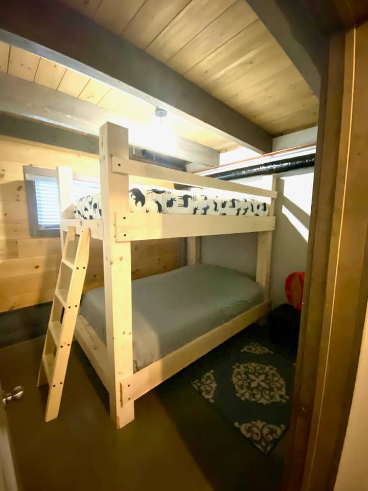Habitación no.2 con litera con 60 pulgadas.