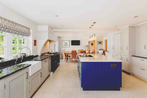 Luxurious Riverside 4Bed Family Home, Tiddington
