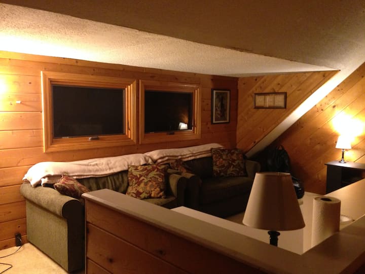 Hardwood Haven: Queen Bed - Harbor Springs, MI