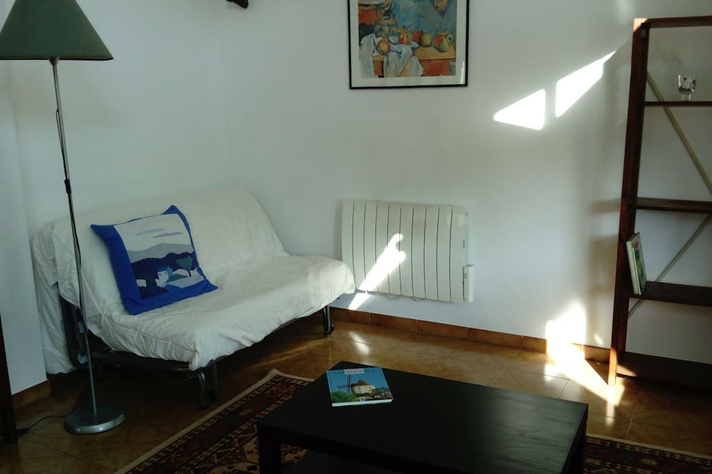 Séjour avec canapé clic clac pour un second couchage.