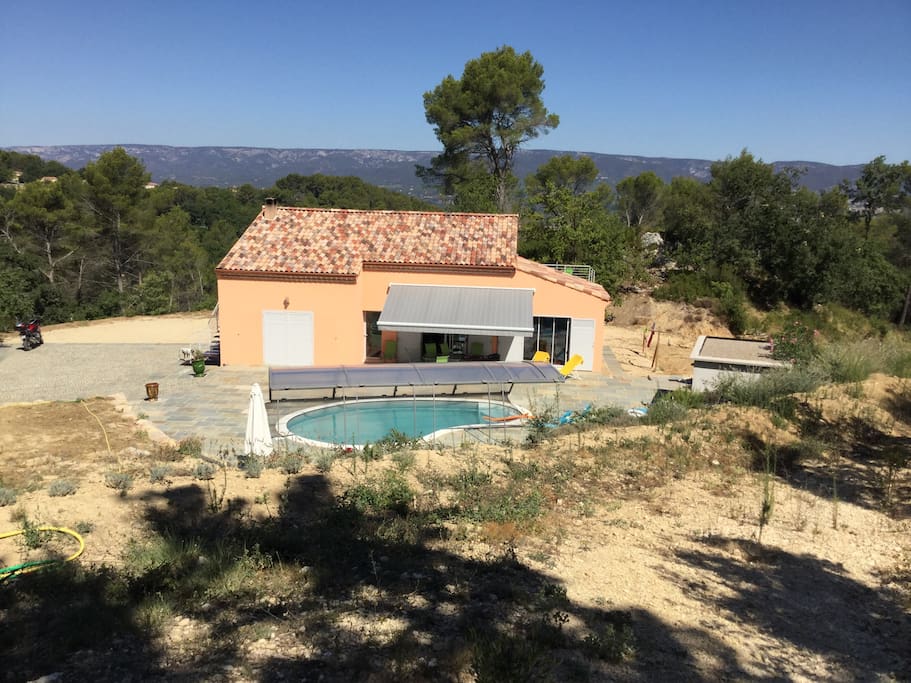 Vue d'ensemble et vue sur le Luberon