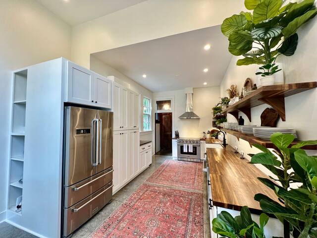 Beautifully Renovated Historic Bridle Path Inn gallery image 5