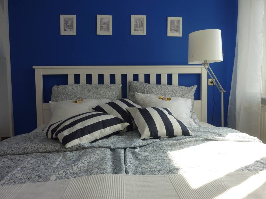 Das blaue Schlafzimmer mit einem 180 cm breitem Doppelbett, frisch bezogen und traumhaft hergerichtet