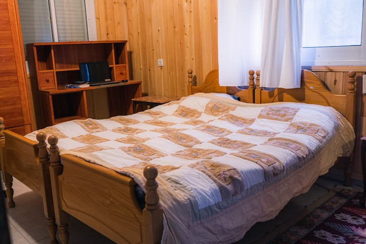 Стая 2, има легло за 2 души и работно бюро за лаптоп или четене.