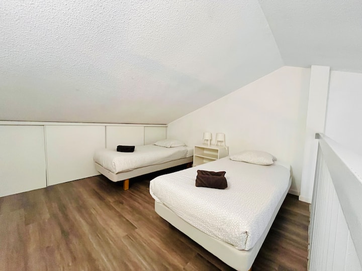 חדר שינה 2: קומת ביניים. 2 מיטות יחיד. 