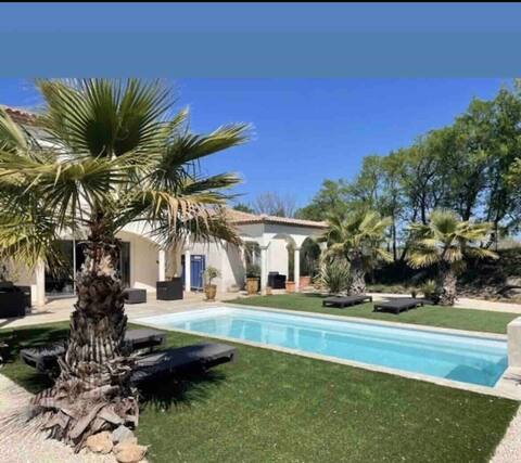 Close to the calm sea with swimming pool, air conditioning and garden