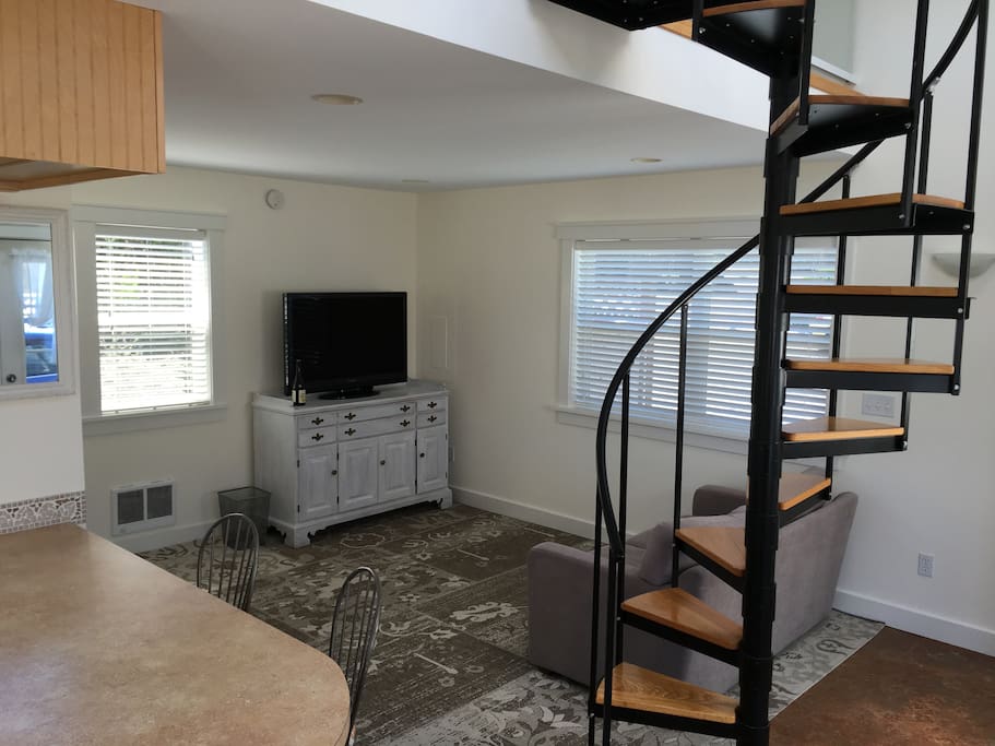 Big Screen TV, Full Comcast Cable, High Speed wifi