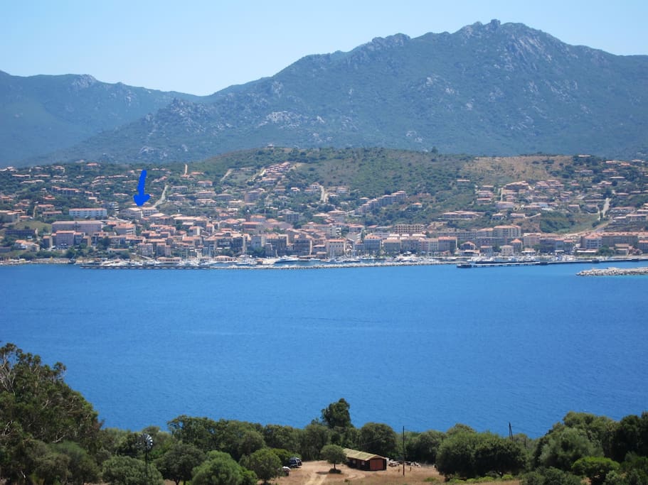 Vue générale de Propriano depuis Olmetto. la flèche bleue indique l'emplacement du logementà 5 mn à pieds du port