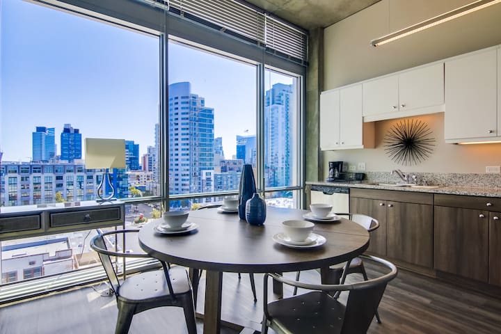 Amazing Views | Heart of Downtown | Modern Space