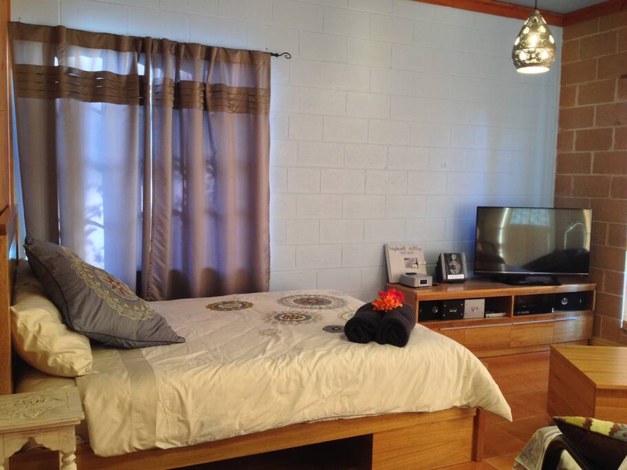 Moonrise accommodates 2 to 4 people. It is ideal for a couple or 2 singles travelling together. Queen Bed plus Double Sofa Bed.