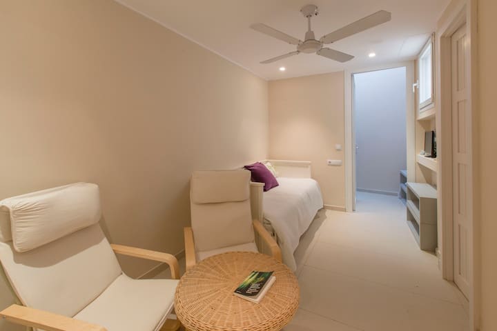 การเข้าพักที่เงียบสงบและเย็นสบายถัดจากพื้นที่ซักรีดที่มีห้องน้ำและทีวีในตัว