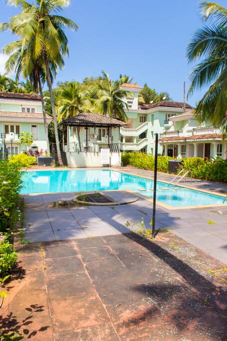Quiet gated complex
