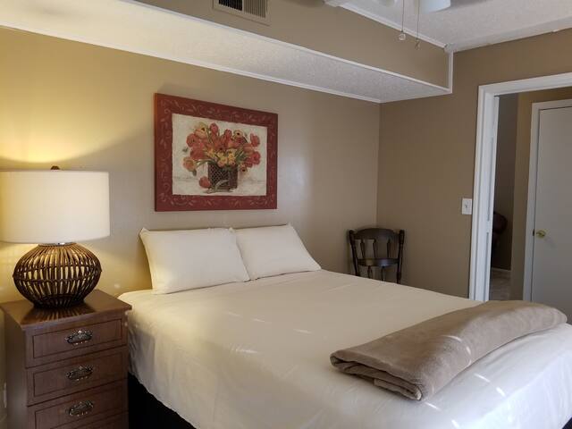 Getaway for 2 - Guest house w/Private entrance