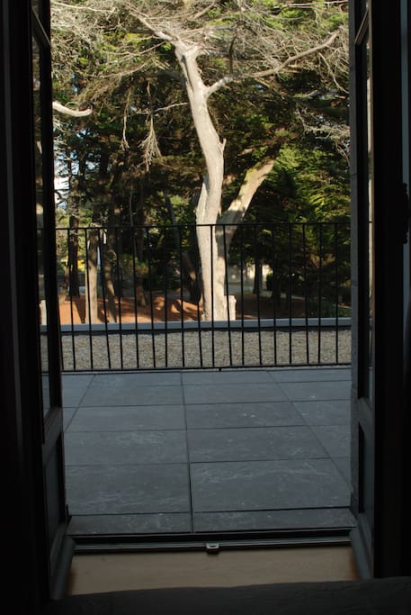 Le balcon privé de votre chambre avec vue sur le parc boise
