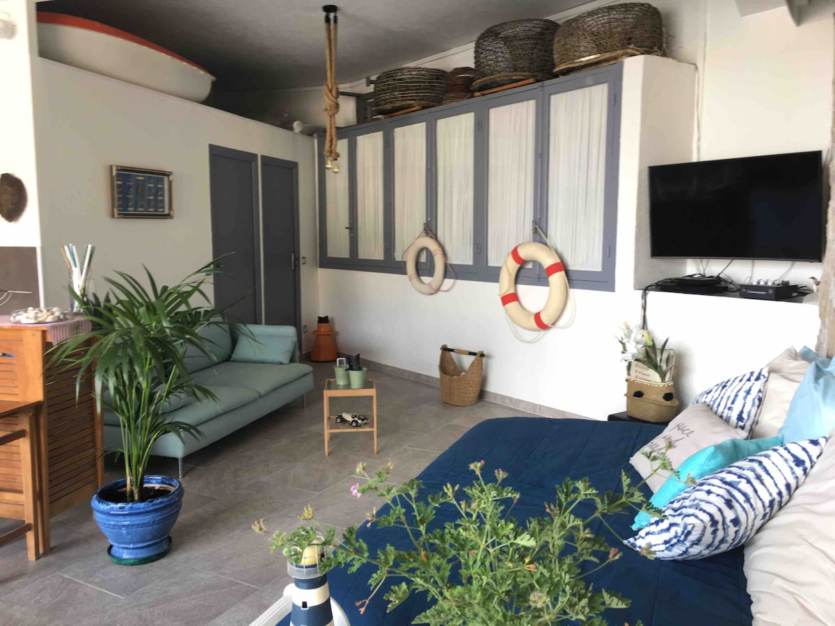 Top Airbnb: Cabanon feet in the water in Èze