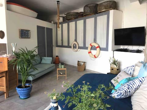 Top Airbnb: Cabanon feet in the water à Èze