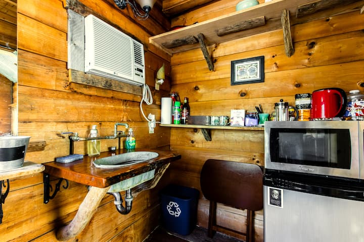 Charming Cabin Near Deep Ellum & Fair Park - Dallas, TX