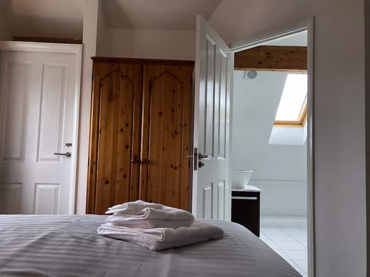 Chumba cha juu cha kulala pacha cha bafu kilifungua mlango, kabati la nguo lililowekwa na mlango wa ndani wa kuepuka moto.  