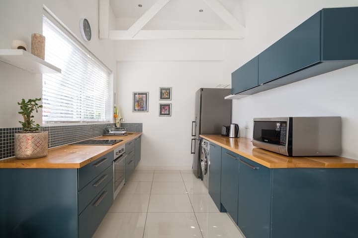 Top Floor | Sea Views | 2 bed 2 Bath gallery image 3