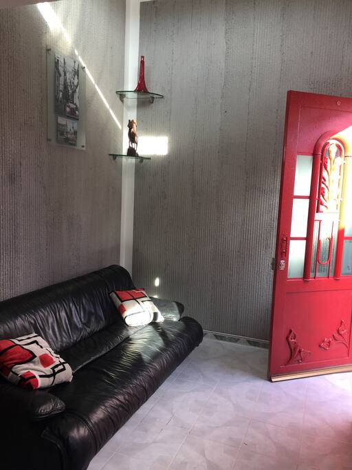 Sofa de piel para una tarde relajada y para que un tercer huesped pase la noche