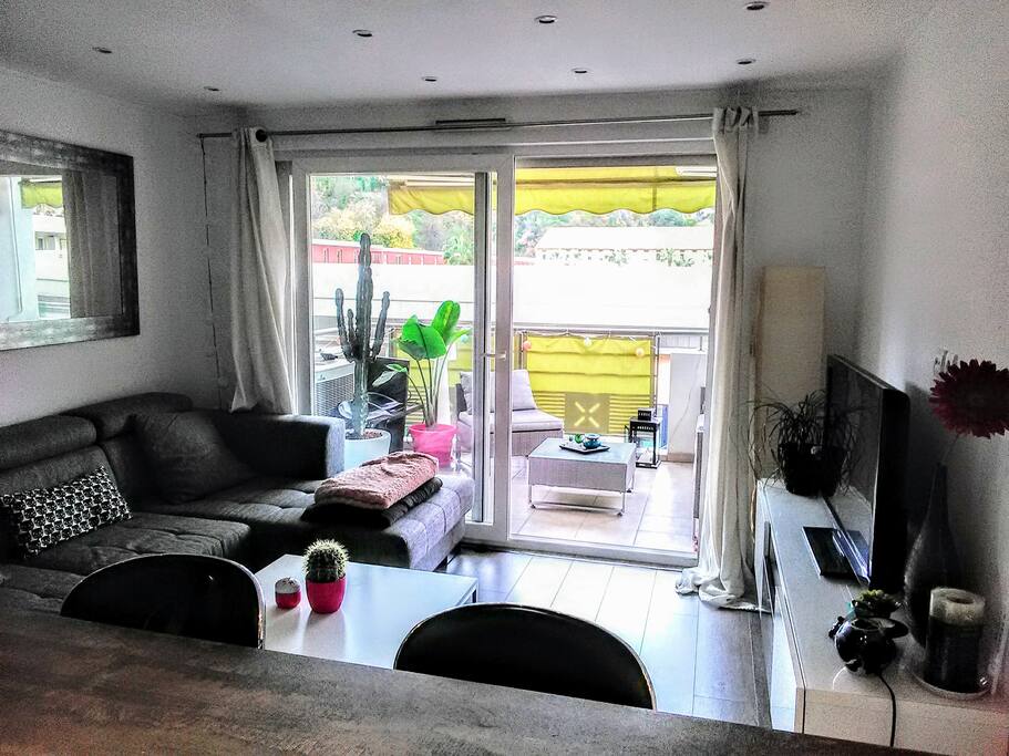 Salon ouvert sur une jolie terrasse