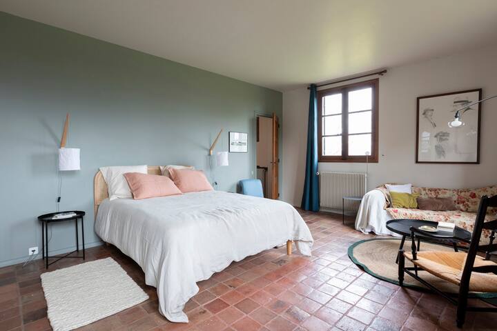 Ground floor bedroom (n°1)-  Includes 1 double bed 160, 1 small living room, 1 large office space, 1 private bathroom and 3 windows on the greenery.
The largest room in the house.