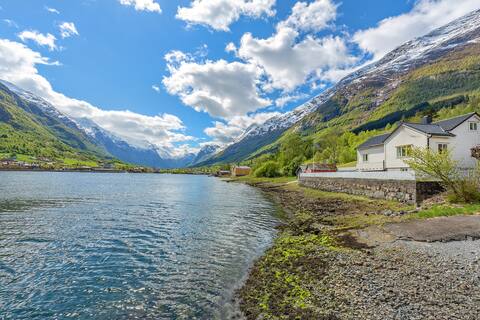 Holliday villa by the Fjord in Olden
