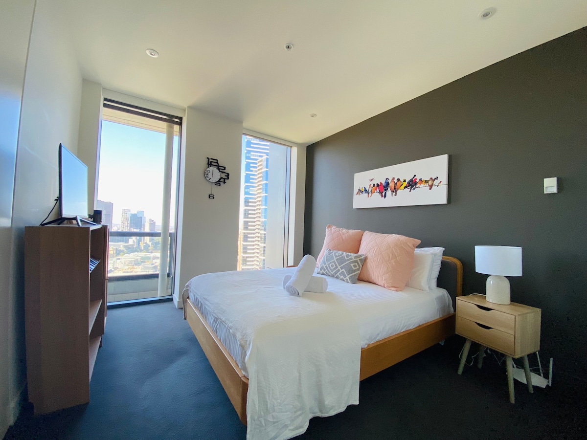 配备非常昂贵的云床垫的标准双人床。