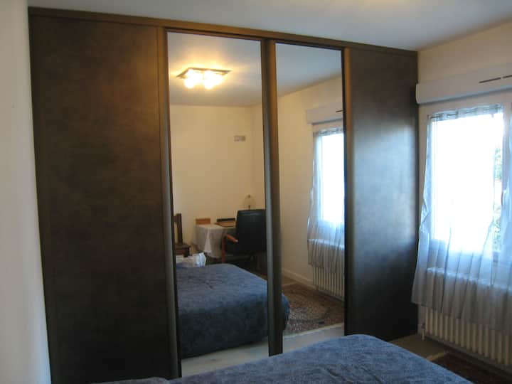 חדר שינה עם מיטת קווין סייז