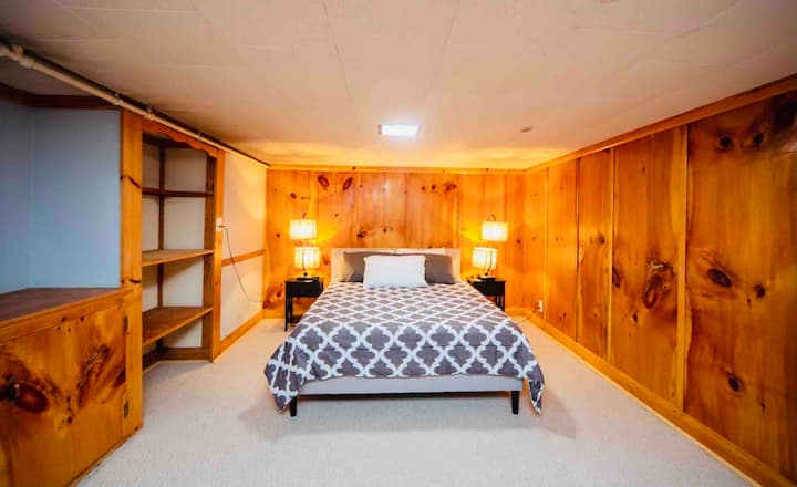 ห้องนอนใต้ดิน #4 พร้อมเตียงควีนไซส์ทีวีจอแบนขนาด 55 ”และโซฟาปรับนอนพร้อมที่นอนควีนไซส์ 