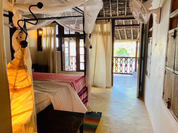 Двојна спална соба на горниот кат со неверојатен поглед кон дрвјата и океанот