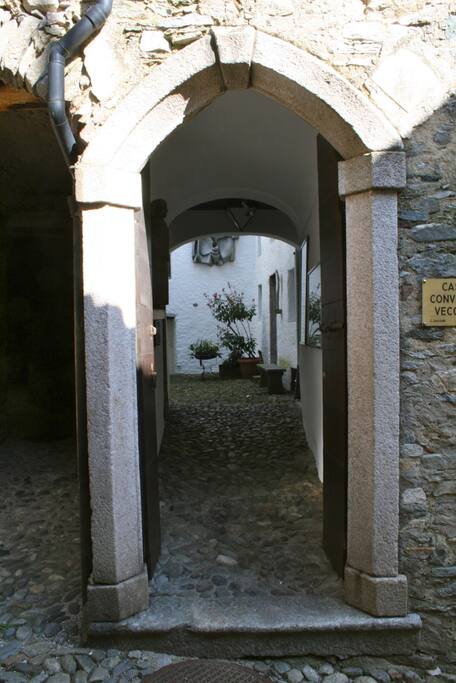 Eingangs Portico - Entrance Portico