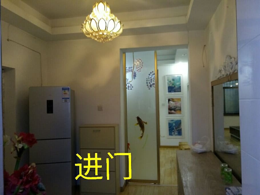 进门玄关,莲花吊灯水晶莹剔透,专用冰箱24供你用。