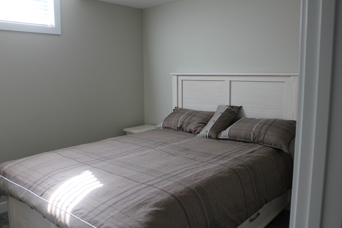 Habitación 2: cama tamaño queen, mesas de extremo, armario