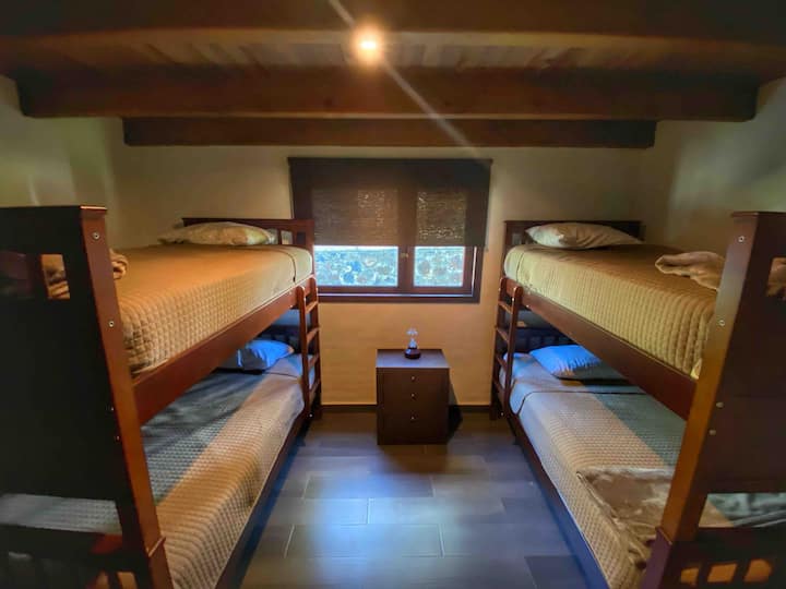 Спалня с две двуетажни легла 