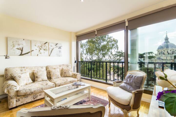 ABSOLUTELY AMAZING!!!! (CITY CENTER) gallery image 2