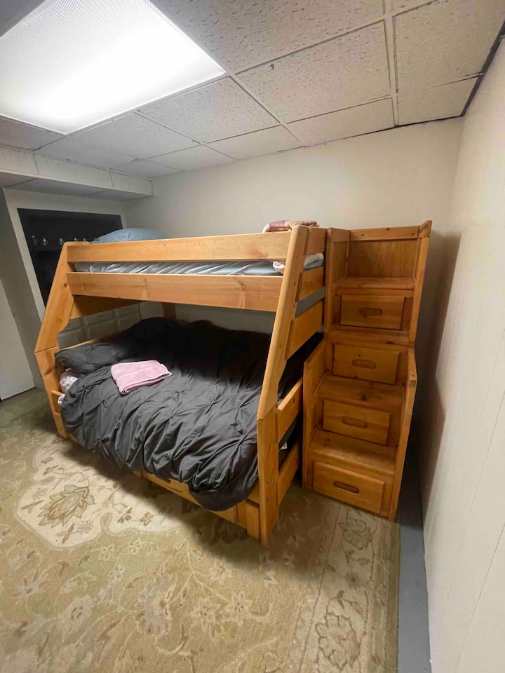 Ორადგილიანი ზედა ნაწილში და სრული ქვედა ნაწილში.