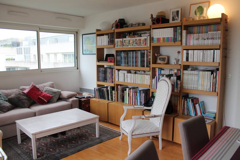 Joli salon salle à manger avec canapé lit