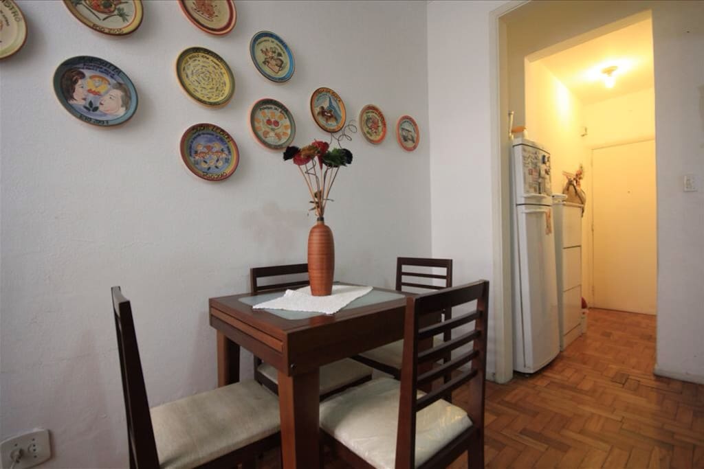 Sala com mesa de jantar