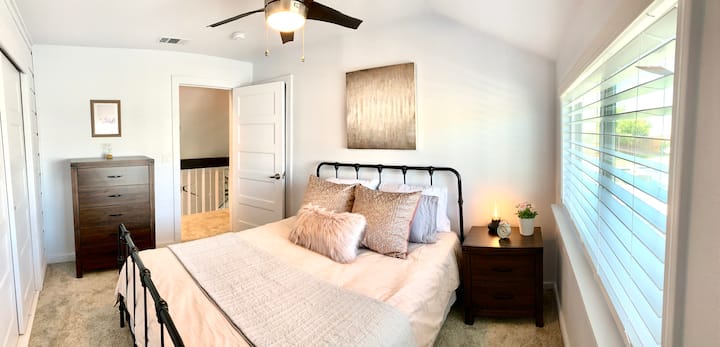 Ამ ფოტოზე არ არის აღბეჭდილი, რამდენად მიმზიდველია ეს მე-3 საძინებელი, საიდანაც ახალი აუზი და ჰიდრომასაჟიანი აუზი იშლება.