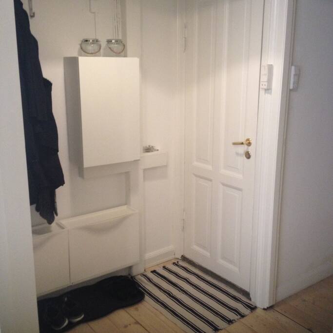 The small entrancehall and the door to the bathroom