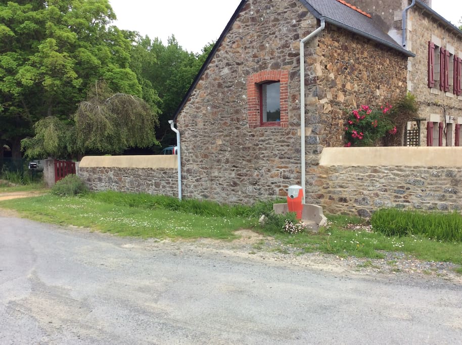 Vue à l'arrivée. La chambre occupe l'ancienne ânée, au premier plan, avec sa fenêtre haute, pour le foin autrefois, pour la salle d’eau aujourd’hui !