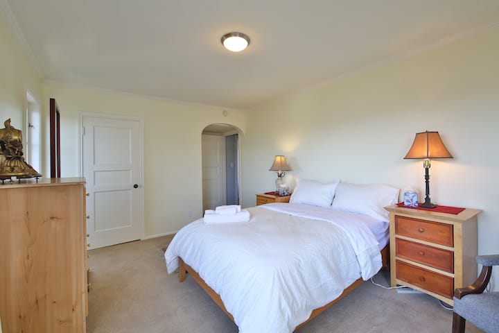 druhá spálňa s pohodlnou manželskou posteľou