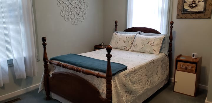 غرفة نوم في الطابق السفلي مع سرير أطفال.