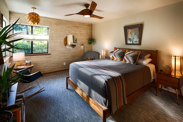 Spavaća soba za goste br. 1 - madrac za veći bračni krevet, privatni izlaz na terasu u dvorištu. Kupaonica za ovu sobu u prizemlju.