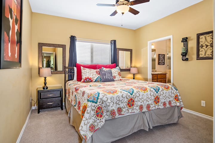 غرفة نوم رئيسية كبيرة بسرير كبير الحجم وملاءات راقية فائقة الجودة