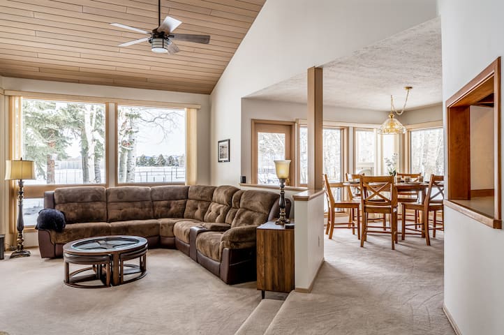 Aspen Brook – Immaculate home with mountain views. gallery image 3