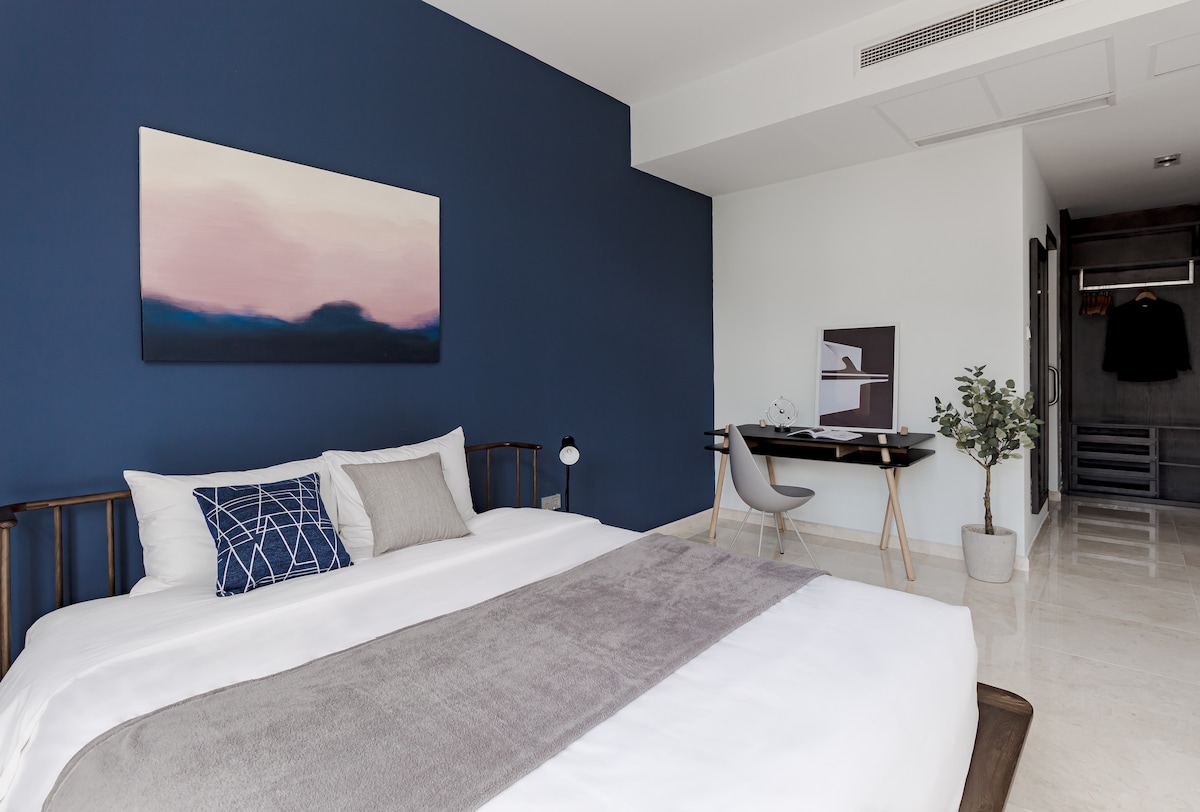 ห้องนอนใหญ่ - ที่ที่คุณเลือกเข้าร่วมบรรยากาศเงียบสงบและโรแมนติกเพื่อเติมพลังภายในของคุณบนที่นอนและท็อปเปอร์คุณภาพระดับ 5 ดาวของเรา
