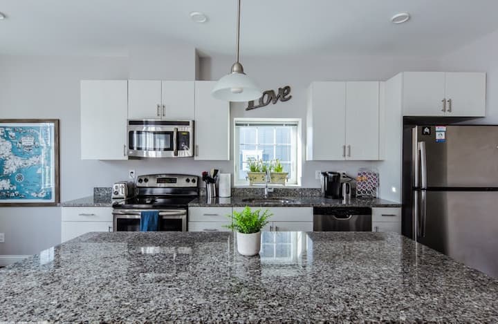 2bed/2bath Apt at Waltham Landing. Corner Unit