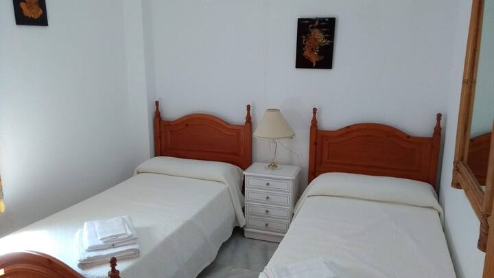 दो बेड वाला बेडरूम 